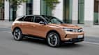 Seitenansicht eines fahrenden Opel Grandland