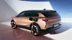 Heck und Seitenansicht eines Opel Grandland der aufgeladen wird