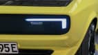 Nahaufnahme von einem Scheinwerfer des Opel Mantra mit Elektroantrieb