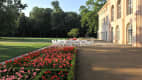 Blumenbeete vor dem Schloss im Schlossgarten Schönhausen