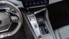 Detailaufnahme von Gangschaltung und Lenkrad des neuen Peugeot 408