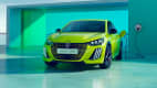 Der Peugot E 208 ladend an der Wallbox