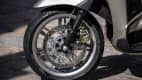 Das Vorderrad des Rollers Piaggio Beverly 300