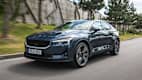 Polestar 2 fahrend auf einer Straße