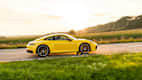 Porsche 911 Carrera fahrend auf der Straße