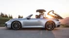 Dach eines silbernen Porsche 911er Targa 4 klappt auf