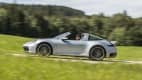 Seitenansicht eines fahrenden Porsche 911er Targa 4 in Silber