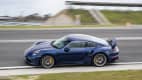 Porsche 911 Turbo fahrend auf einer Rennstrecke