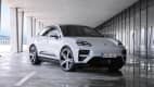 Der Porsche Macan E schräg von vorne