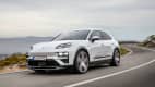 Der Porsche Macan E Turbo 4 fahrend von vorne
