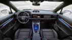 Der sitzbereich Porsche Macan E mit Cockpit und Lenkrad