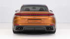 Heckansicht eines stehenden Porsche Panamera