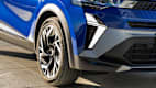 Detail des Reifens und der Front eines Renault Captur 160 Mildhybrid nach Facelift