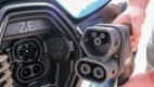Die Ladebuchse des Renault Zoe mit Stecker des Ladekabels