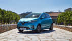 blauer Renault Zoe steht in einer Einfahrt