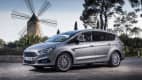 Der Ford S-Max vor einer Windmühle