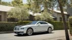 Der Rolls Royce Spectre stehend von der Seite
