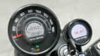 Der Tacho eines Royal Enfield 350 Hunter Motorrads