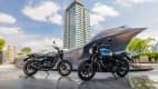 Zwei Motorräder vom Typ Royal Enfield 350 Hunter stehen vor einem Brunnen