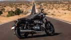 Die Super Meteor 650 stehend auf einer Straße