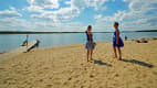 Zwei Frauen am Strand des Markkleeberger See bei Leipzig im Neuseenland