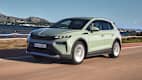 Der Skoda Elroq fahrend seitlich fotografiert