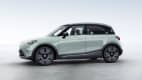 Ein pastellgrüner Smart #1 SUV stehend von der Seite im Fotostudio