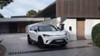 Ein weisser Smart #1 SUV vor einer Garage an einer Wallbox