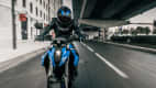Frontansicht einer fahrenden Suzuki GSX-8 S