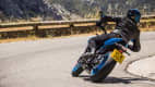 Heckansicht einer fahrenden Suzuki GSX-8 S