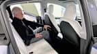 ADAC Redakteur. Wolfgang Rudschies auf der Rückbank des Tesla Model Y