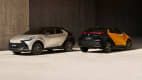 Front und Seitenansicht zweier stehender Toyota C-HR