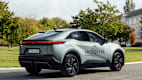 Heck und Seitenansicht eines stehenden Toyota C-HR+