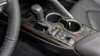 Die Mittelkonsole mit Schalthebel vom Toyota Camry