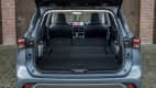 Toyota Highlander 2021 von hinten mit geöffnetem Kofferraum