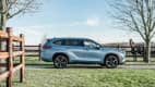 Toyota Highlander 2021 von der Seite vor einem Pferdehof