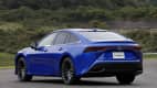 Das Wasserstoffauto Toyota Mirai stehend von hinten fotografiert