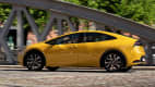 Seitenansicht eines fahrenden Toyota Prius
