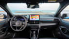 Das Cockpit des Toyota Yaris mit Lenkrad und Schaltung