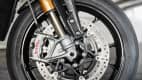 Vorderrad mit Federung des Motorrades Triumph Speed Triple 1200 RS.