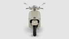 Studioaufnahme der Vespa GTS 125 von vorn