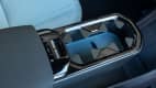 Mittelkonsole mit Getränkehalter im SUV Volvo EX 30