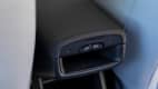 Die Bedienknöpfe für die hinteren Fenster an der hinteren Mittelkonsole im SUV Volvo EX 30