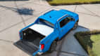 Die Ladefläche und Heckklappe des neuen blauen Pickups VW Amarok, fotografiert von oben