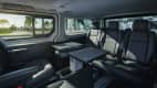 Der Renault Trafic von innen mit Sitzen und Tisch