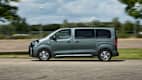 Seitenansicht eines fahrenden Toyota Proace