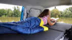 Ausgeklapptes Bett im VW Caddy California