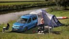 VW Caddy California mit aufgebautem Zelt