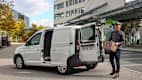 Der VW Caddy Model nach Update 2024 wird beladen