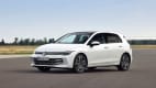 Front und Seitenansicht eines stehenden VW Golf nach Facelift